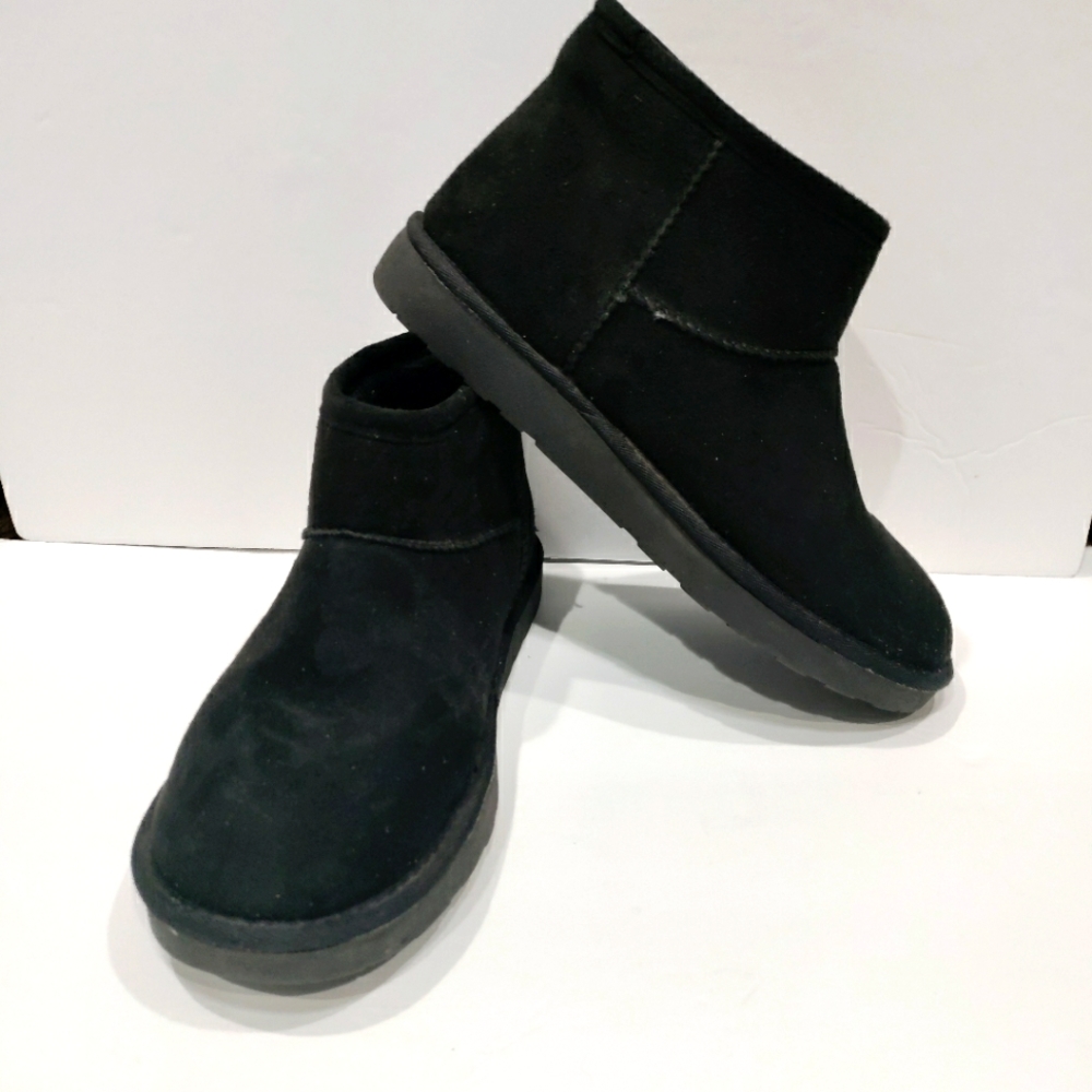 Arizona women's black suede faux fur lined slip on boots size 7